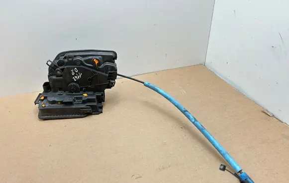 BMW 2 F46 Front door lock 7281938 728193807