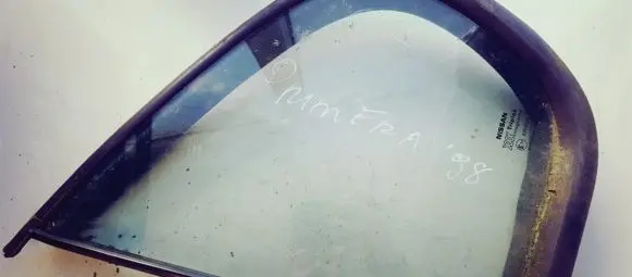 Rear vent window glass