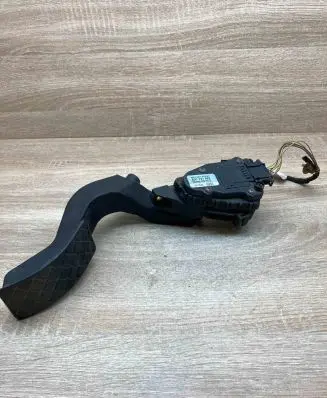 Audi A6 S6 C5 4B Accelerator throttle pedal 8D1721523 6PV007770 WithPlug