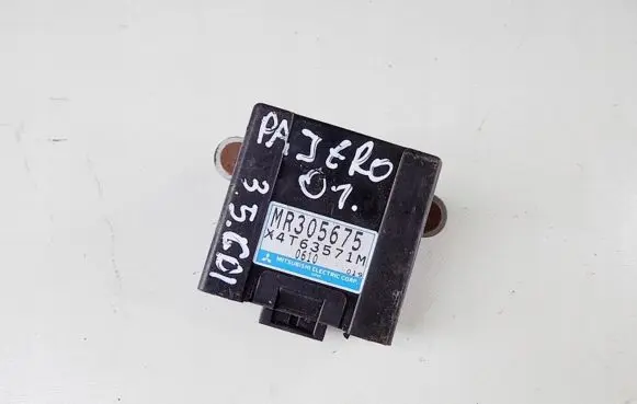 Mitsubishi Pajero Door central lock control unit/module MR305675