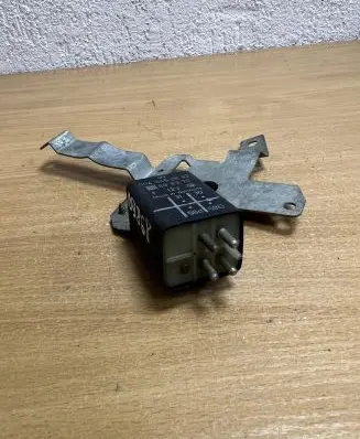 Mercedes-Benz E W124 Other relay 0045450832 D9868