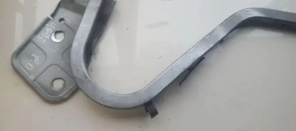 Engine bonnet/hood hinges