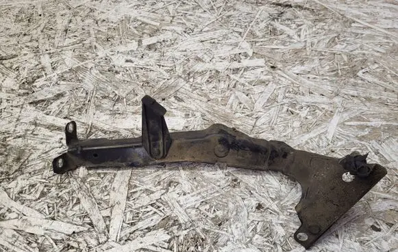 Audi A4 S4 B8 8K Fender mounting bracket 8K0821135C