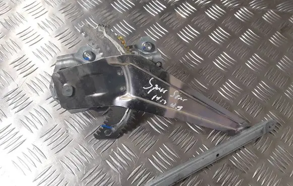 Rear door manual window regulator