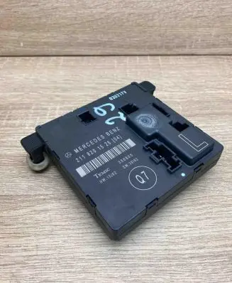 Mercedes-Benz E W211 Door control unit/module 2118201526 LeftSide