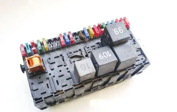 Volkswagen Golf III Fuse box set 357937039