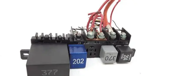 Volkswagen PASSAT B5 Relay mounting block 