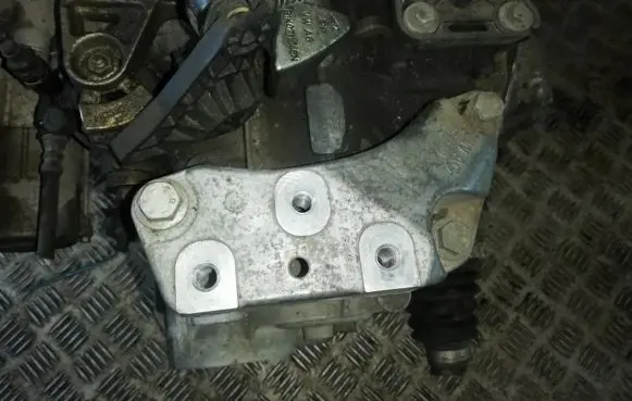 Volkswagen PASSAT B6 Engine mounting bracket 1k0199117