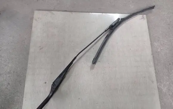 BMW 1 E81 E87 Front wiper blade arm 7122137