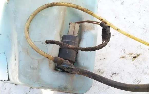 Volkswagen PASSAT B3 Windscreen/windshield washer pump