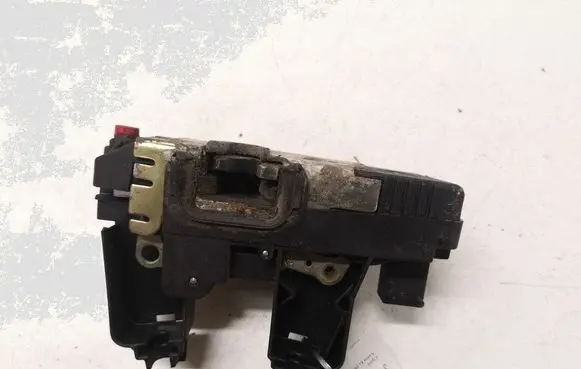 Opel Astra G Rear door lock 90561157