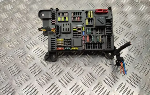 BMW X6 E71 Fuse module 693168703 6931687