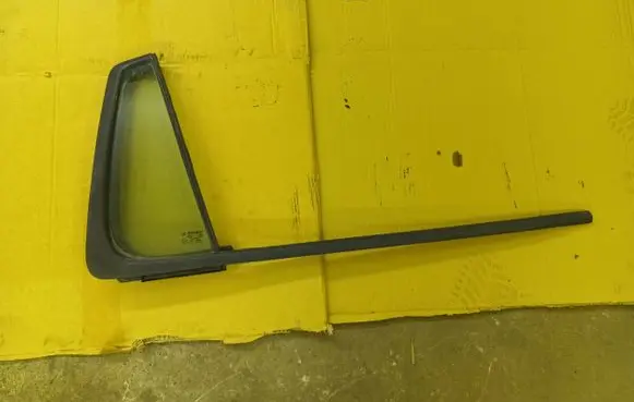 Renault Clio III Rear vent window glass 