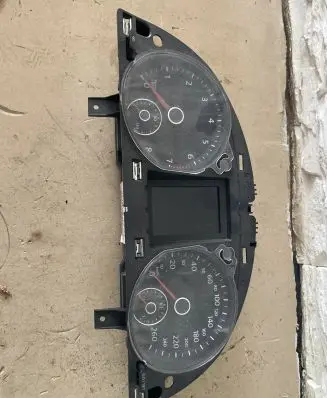 Volkswagen PASSAT B7 Speedometer (instrument cluster) 3AA920870C