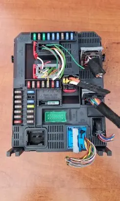 Peugeot 308 Fuse module 9807054180