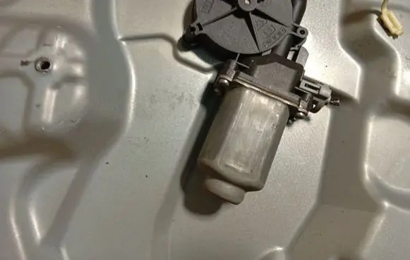 Nissan Primera Front door window regulator motor 