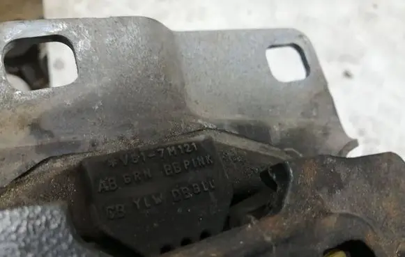Engine mount bracket