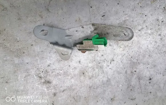 Volkswagen Golf V Airbag deployment crash/impact sensor