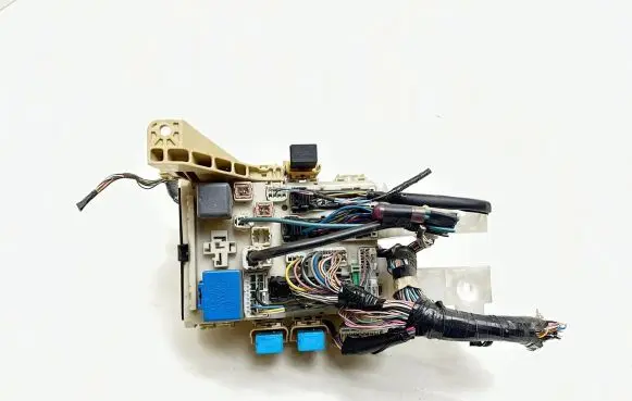 Toyota Yaris Fuse module 5J071638 507110207