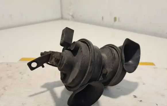 Volkswagen Polo IV 9N3 Horn signal
