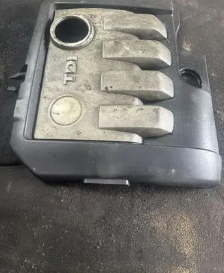 Volkswagen PASSAT B6 Engine cover (trim)