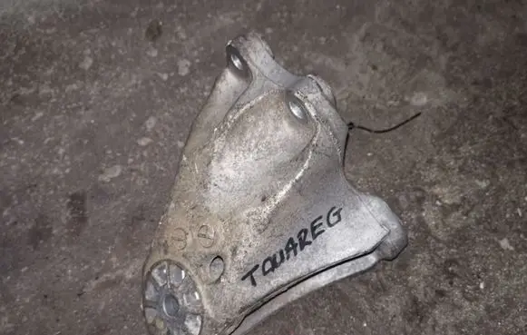 Volkswagen Touareg I Engine mounting bracket 7L6199307A