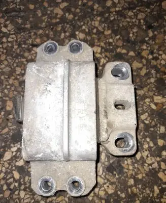 Volkswagen PASSAT B6 Engine mount bracket