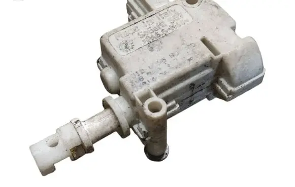 Volkswagen PASSAT B7 Central locking motor 3B0959781