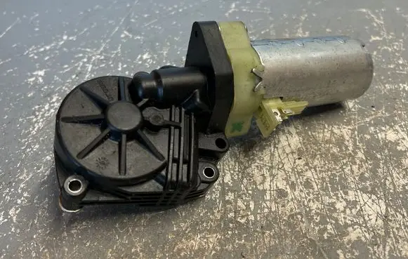 Volvo V40 Seat adjustment motor 0130002527 198389104 180717E