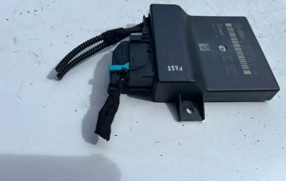 Audi A6 S6 C6 4F Gateway control module 4F0907468D