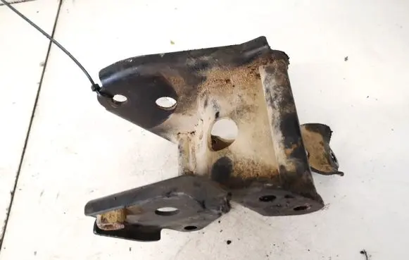 Engine mounting bracket