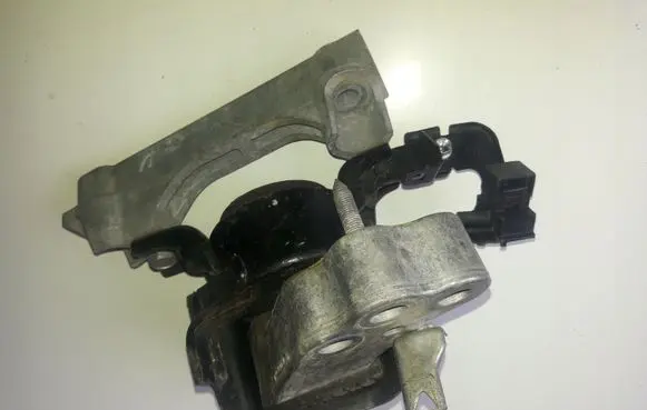 Toyota Avensis T270 Engine mounting bracket