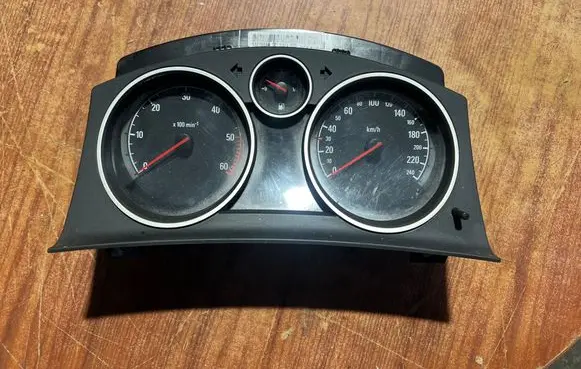 Speedometer (instrument cluster)