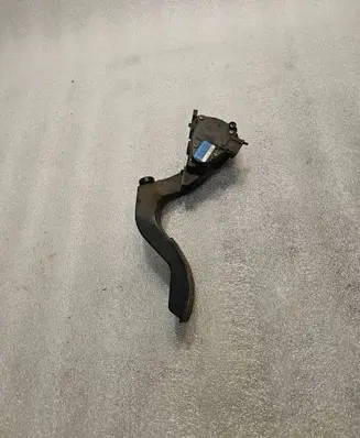 Volkswagen PASSAT B5.5 Accelerator throttle pedal 8D1723523N
