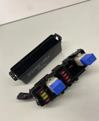 Nissan Leaf I (ZE0) Fuse module 63564307 3NA0B