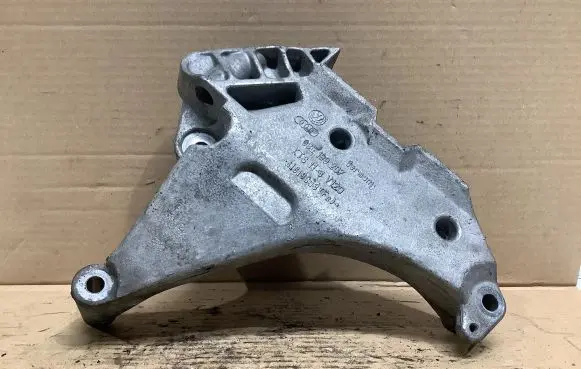 Skoda Octavia Mk2 (1Z) Engine mounting bracket 03L199207
