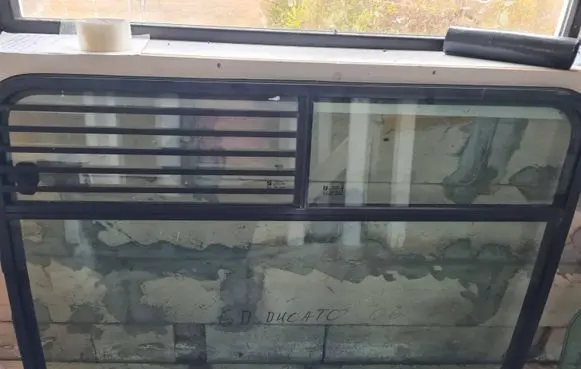 Rear vent window glass