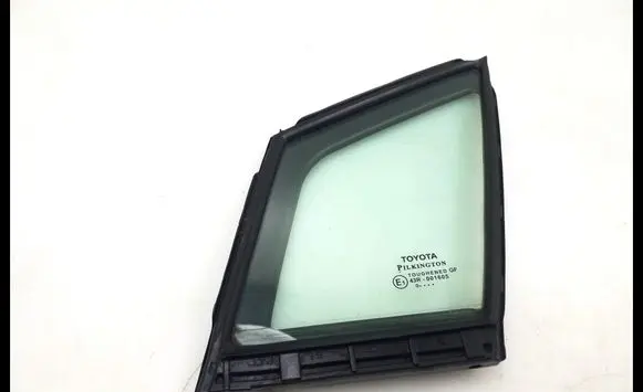 Toyota Avensis T270 Front door vent window glass four-door 6812605010