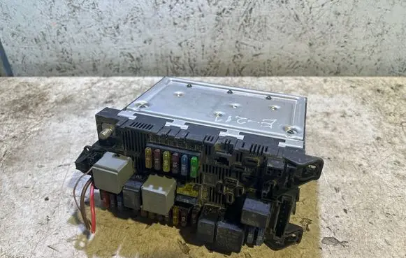 Mercedes-Benz E W211 SAM control unit 2115453901 00007165A 820530800163