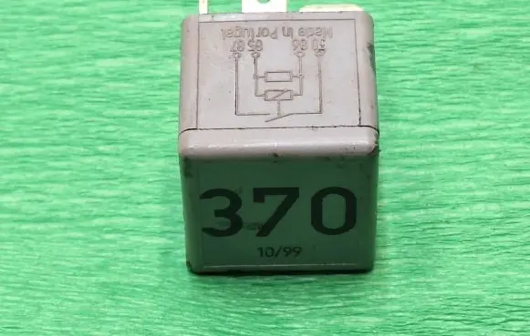 Volkswagen PASSAT B3 Other relay 8D0951253 V23134J52X300