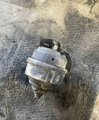 Volvo S80 Engine mount bracket