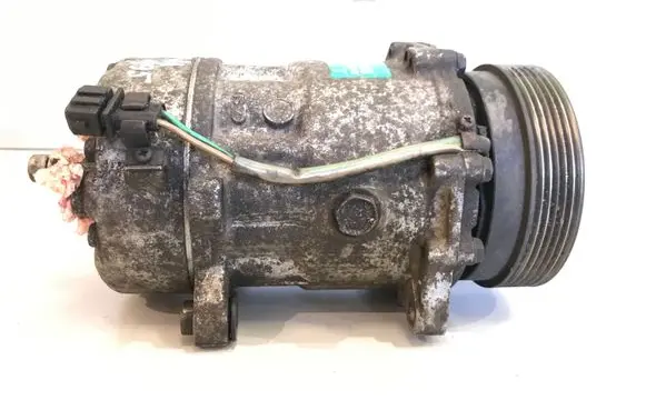 Volkswagen Golf IV Air conditioning (A/C) compressor (pump) 1J0820803A
