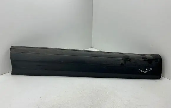 Volkswagen Tiguan Front door trim (molding) 5N0854939