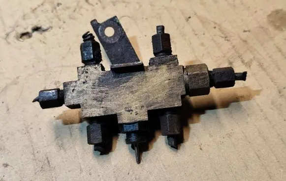 Chrysler Grand Voyager II Brake power pressure regulator