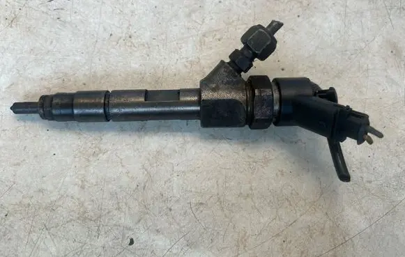 Opel Vivaro Fuel injector 0445110146 8200238528