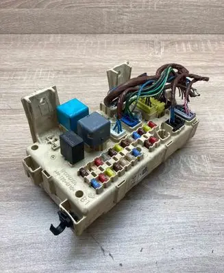 Toyota Avensis T250 Fuse module 82641CA020F 905761