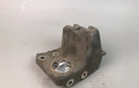 Subaru Outback Engine mounting bracket