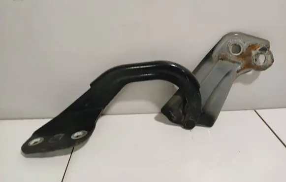 Engine bonnet/hood hinges
