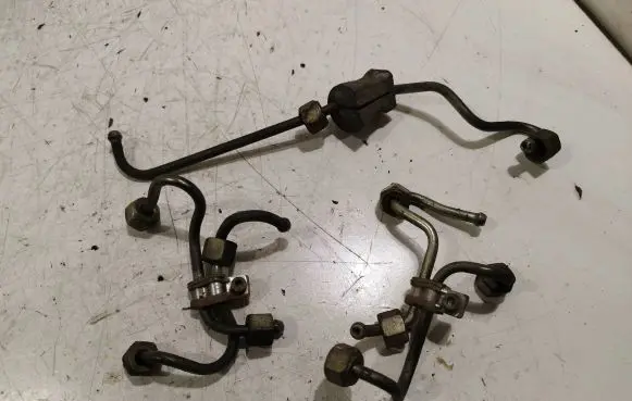 BMW 1 E81 E87 Fuel injector supply line/pipe 
