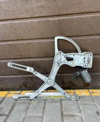 Mercedes-Benz E W210 Front door electric window regulator 0130821708 F830